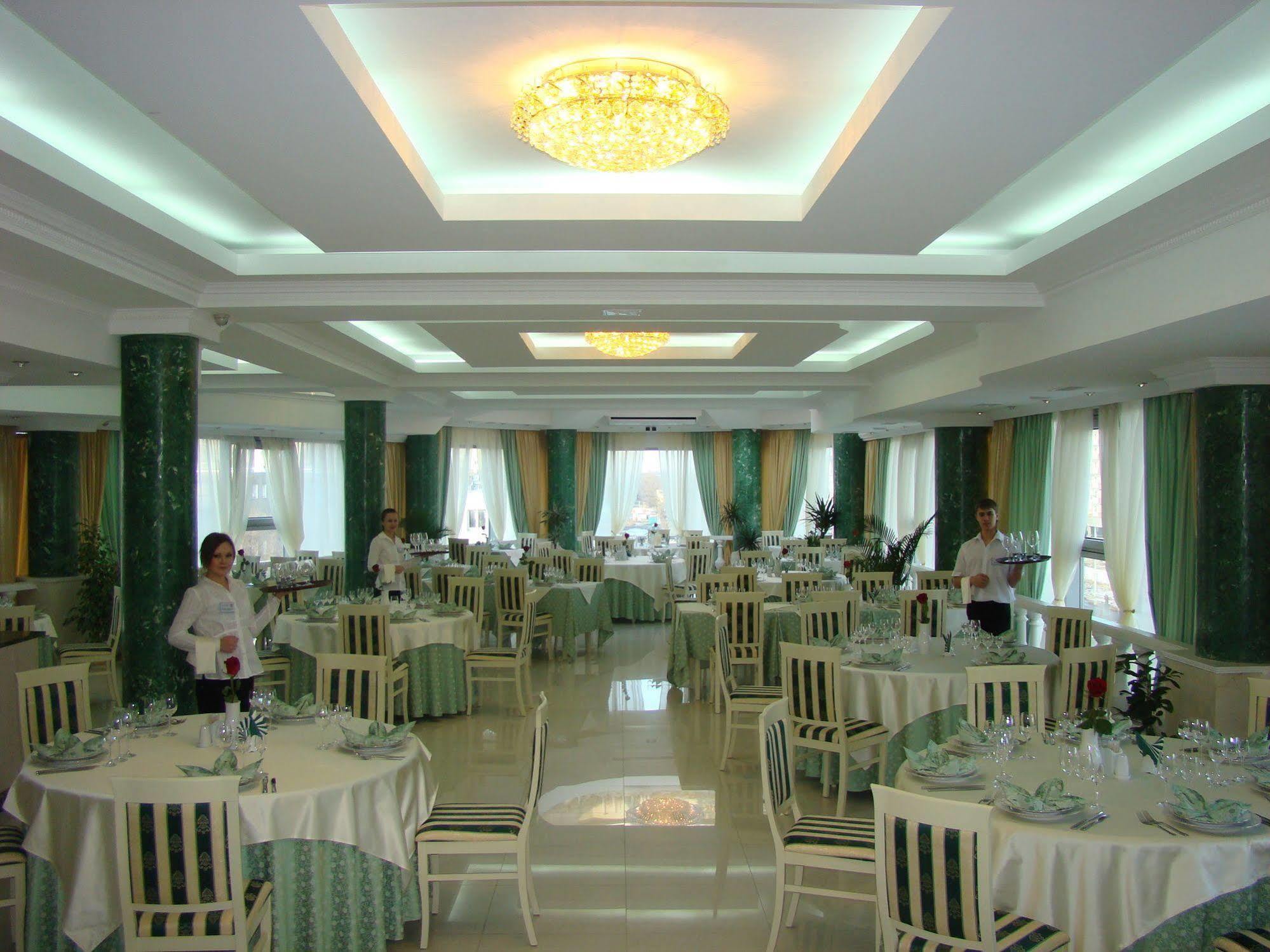 Park Hotel Stavropol Bagian luar foto